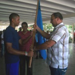 El capitán y jugador de cuadro Humberto Bravo recibe la bandera.