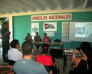 Juan Miño Valdéz presenta los libros a la comunidad universitaria.