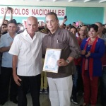 Antonio Guerrero recibe la Edición Especial de la Elegía Camagüeyana del Poeta Nacional Nicolás Guillén.