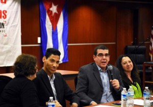 Jorge Jerez junto al Embajador Cubano José Ramón Cabañas en la Universidad del Distrito de Columbia.