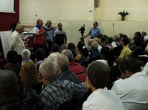 Alberto Juantorena dialoga con profesores de la UC
