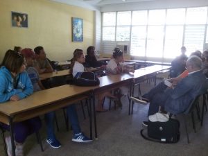 Adelante dialoga con sus lectores de la academia.