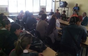 Adelante dialoga con sus lectores de la academia.