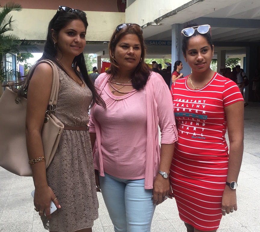 Dianelis Balboa, Dayanis Socarrás y Betsabé Fuentes (De izquierda a derecha), participantes en el intercambio estudiantil en la Universidad Veracruzana de Jalapa.